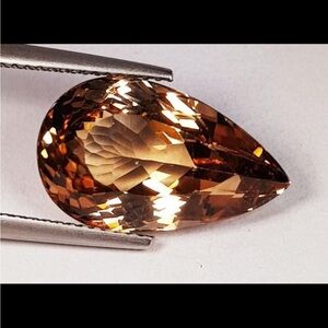 11.95 Ct Natural Champagne Topaz Gemstone. Pear cut. VVS. 17.7 x 10.7 x 8.4 mm.